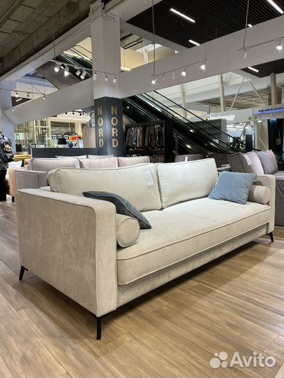 Диван на высоких ножках