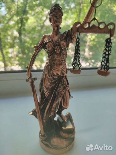 Статуэтка Фемида