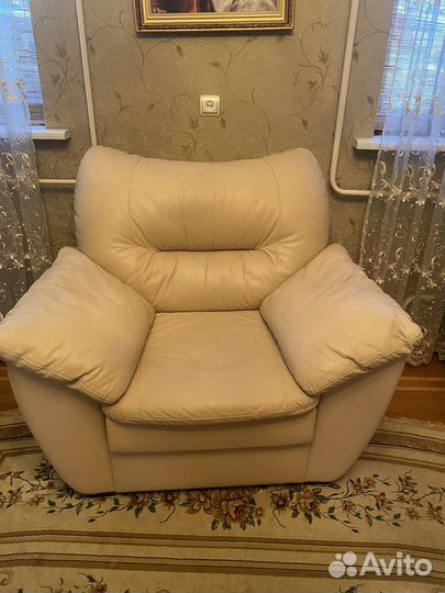 Кожаный диван и кресло