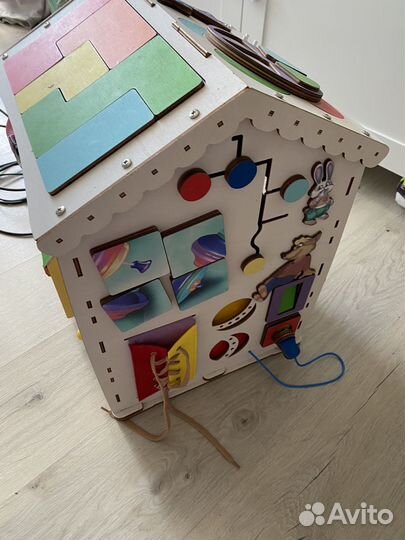 Игрушка Домик деревянный бизиборд бизидом