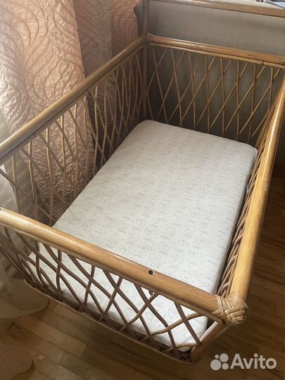 Детская кроватка-люлька плетенная на колесах