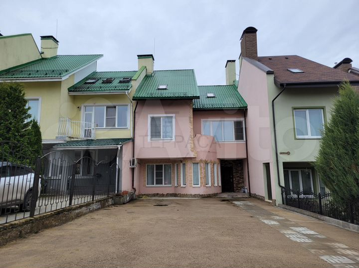 Таунхаус 220 м² на участке 3 сот.