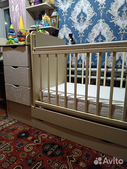 Кроватка для новорожденных с маятником