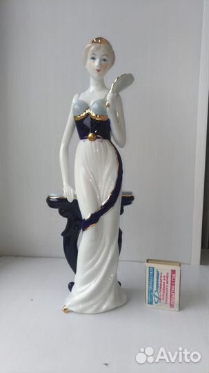 Фарфоровая статуэтка