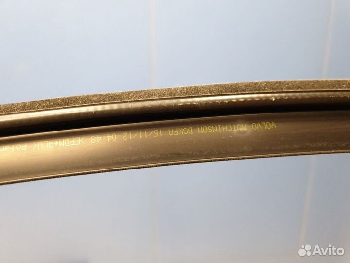 Уплотнитель стекла передней правой двери Volvo S60