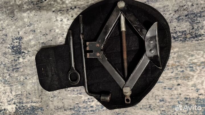 Набор инструментов домкрат балонник