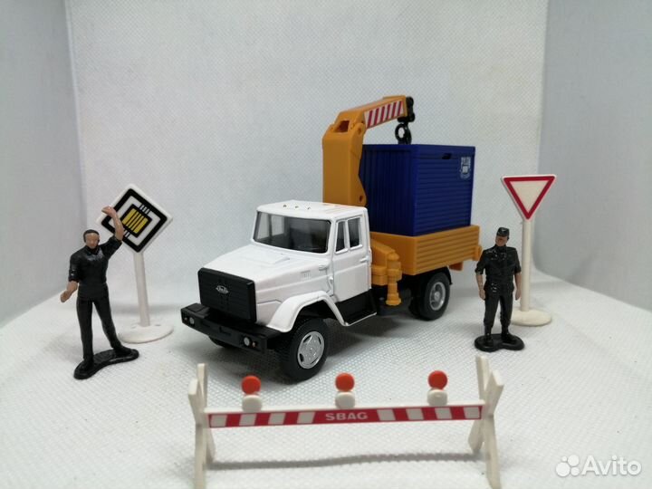 Игровой набор ЗИЛ-4331 «Бортовой с краном»