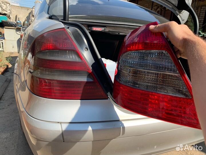 Задний левый фонарь mercedes 211