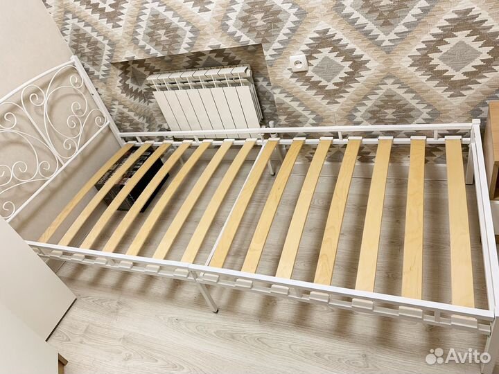 Кровать с матрасом 90*200