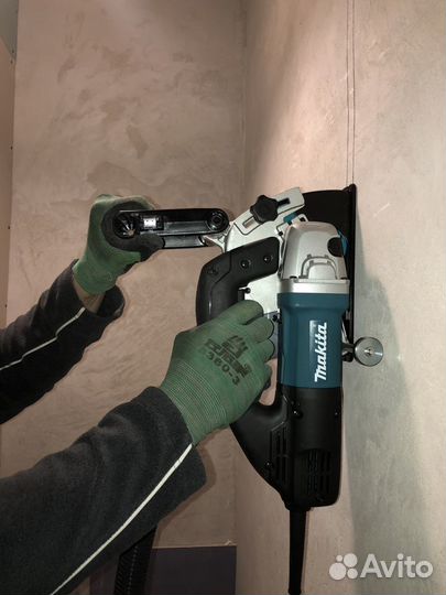 Штробление стен под проводку и трубы водоснабжения