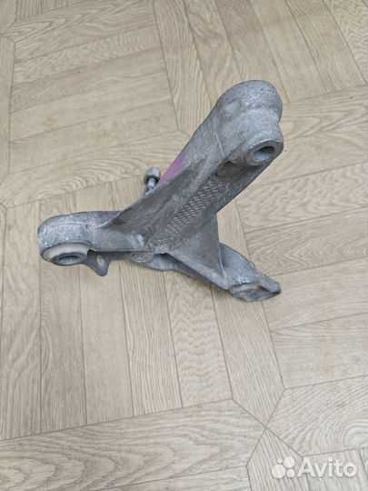 Кронштейн подушки кпп 8200043084, 8200457080