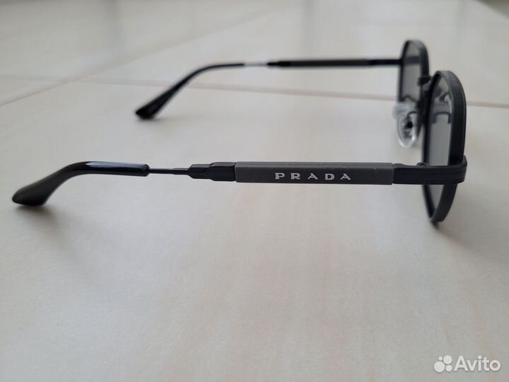 Солнцезащитные очки Prada