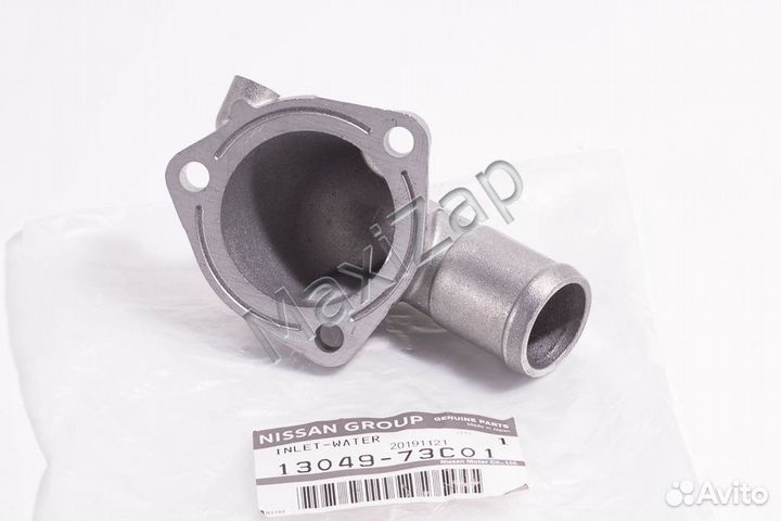 1304973C01 Крышка термостата ниссан