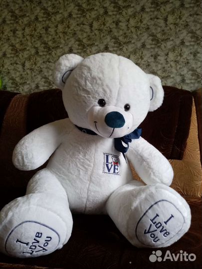 Большой плюшевый медведь