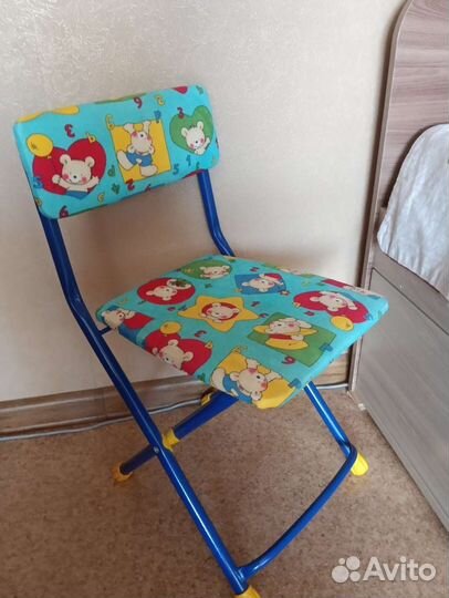 Детский стул и стол с алфавитом, читать описание