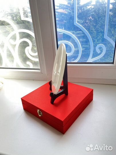 Подарочный камень белый нефрит на подставке