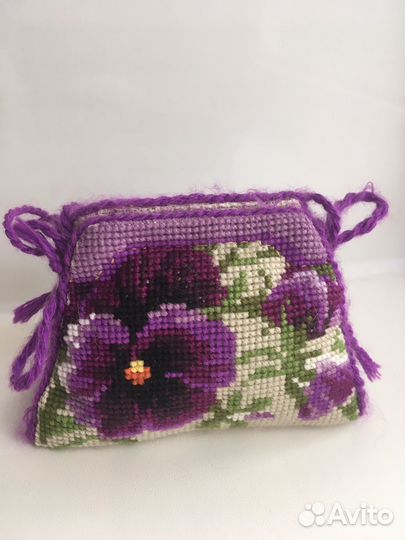 Вышитая игольница Анютины глазки