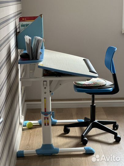 Школьная парта и стул