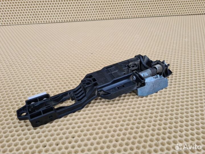 Кронштейн ручки двери левый Infiniti