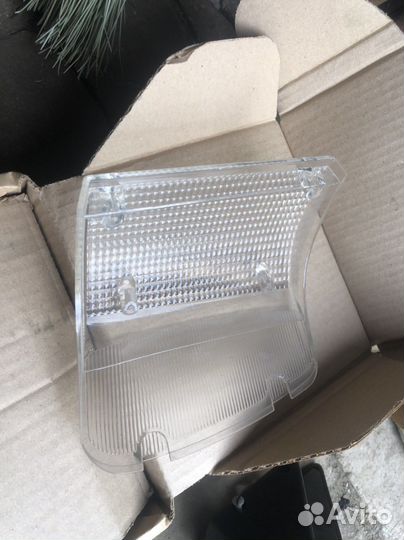 Стекло заднего левого поворотника белое Волга 3102