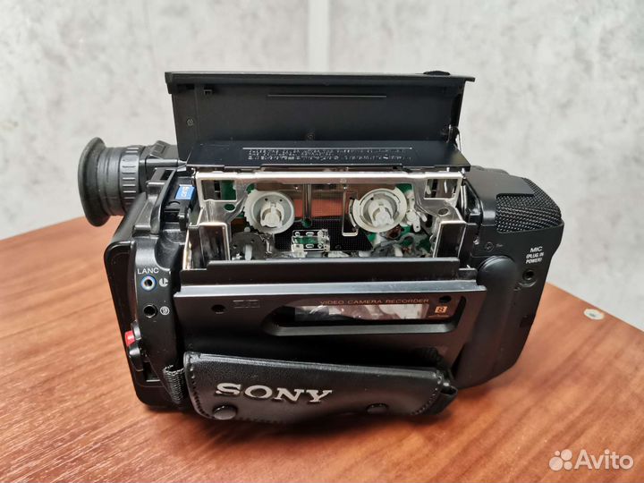 Видеокамера Sony CCD-TR565E