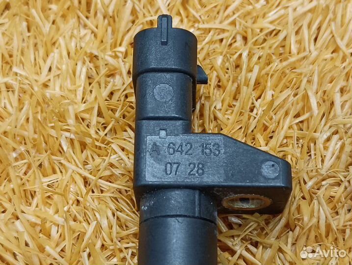 Датчик положения коленвала Mercedes-Benz C-Class