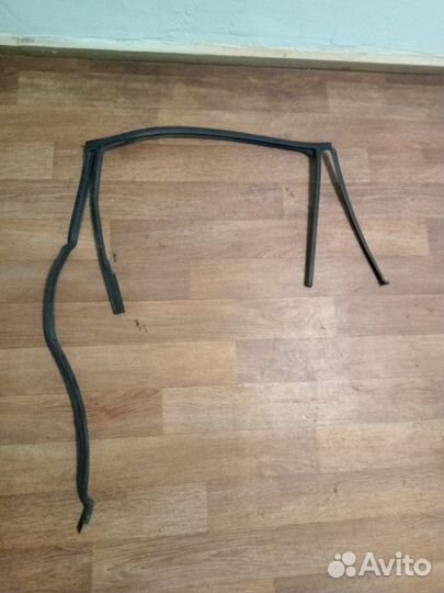 Уплотнитель стекла двери задний правый Volkswagen