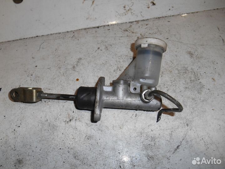 Главный цилиндр сцепления Mitsubishi Carisma