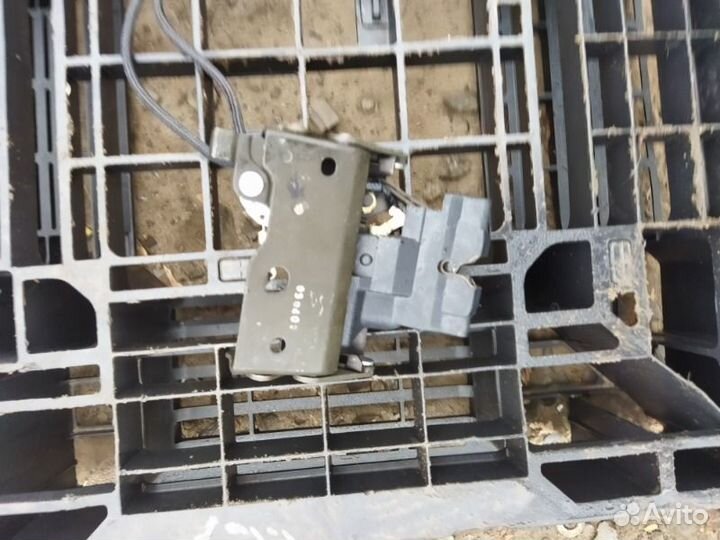 Замок крышки багажника Toyota Soarer UZZ40 3uzfe