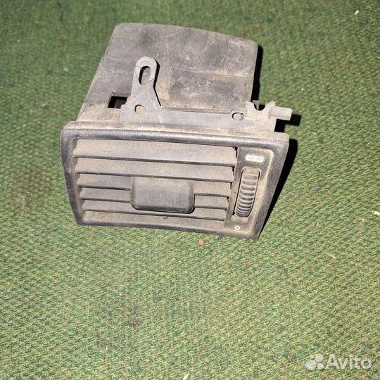 Дефлектор воздушный левый w202