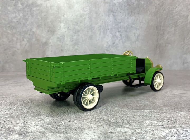 Коллекционная модель авто уайт-амо 1:43