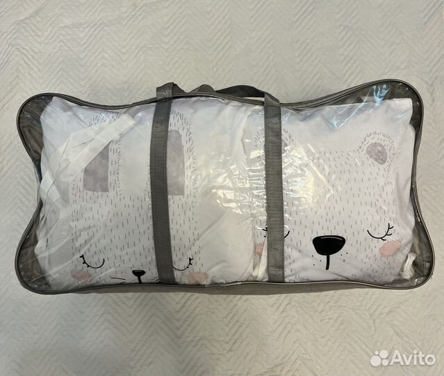 Комплект бортиков и постельного белья в кроватку