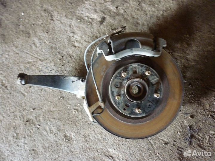 Кулак повротный передний правый + ступица Mazda 6