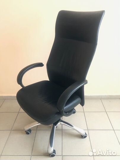 Кожаное стильное Итальянское кресло