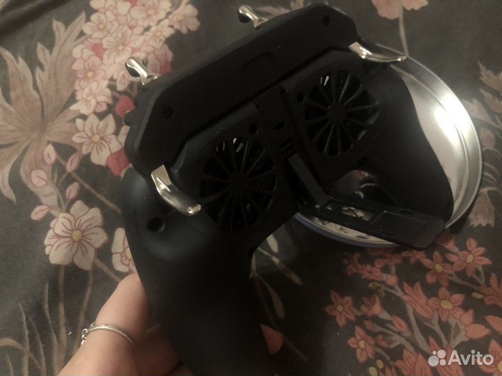 Игровая консоль с охлаждением