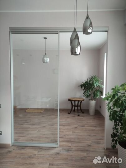 Подвесная перегородка из прозрачного стекла