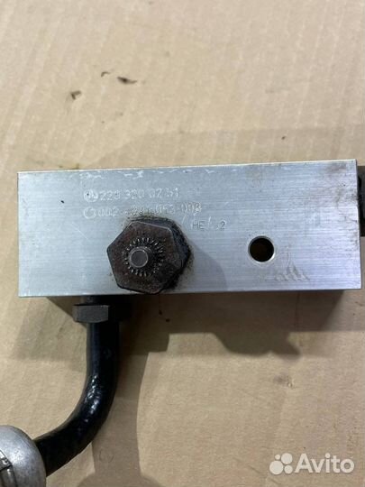 Блок клапанов гидроподвески Мерседес w220