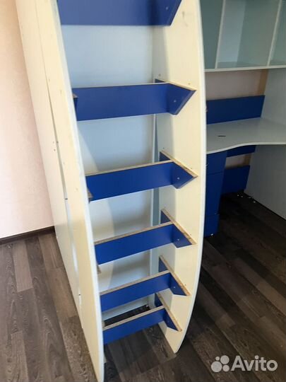 Детская кровать чердак со столом и шкафом