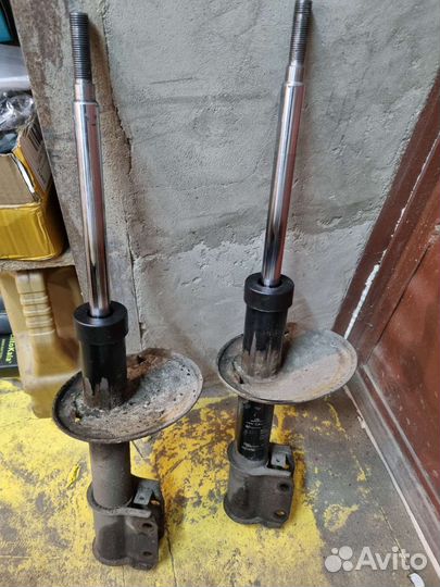 Передние стойки Renault Logan