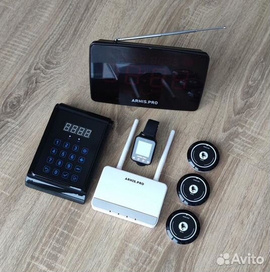 Кнопка вызова официанта в комллекте с часами табло