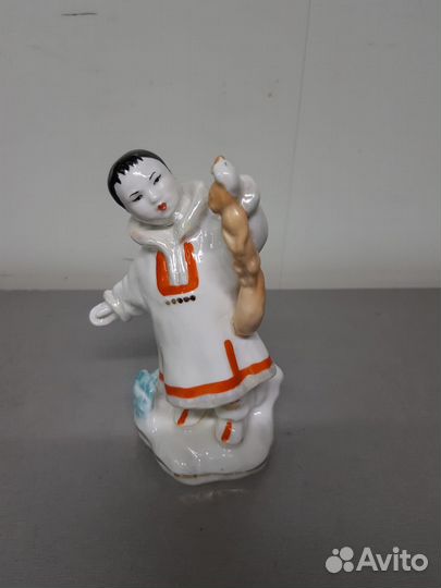 Фарфоровая статуэтка 