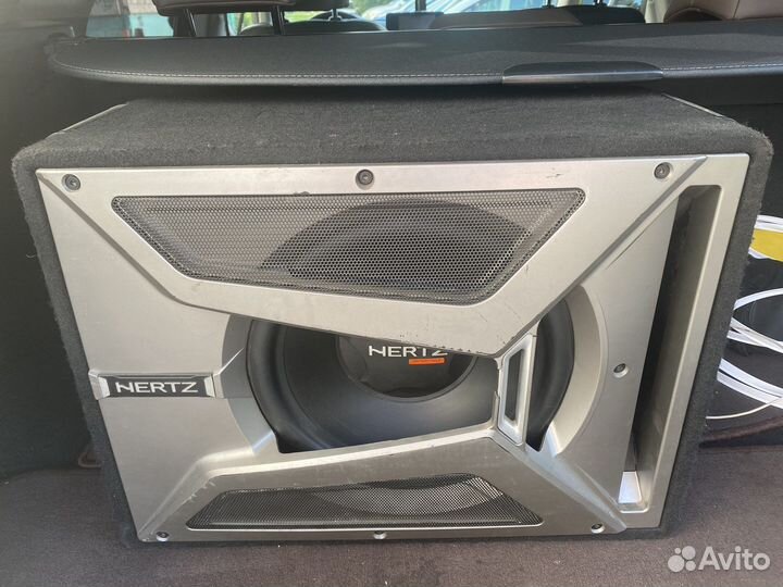 Сабвуфер и усилитель в автомобиль