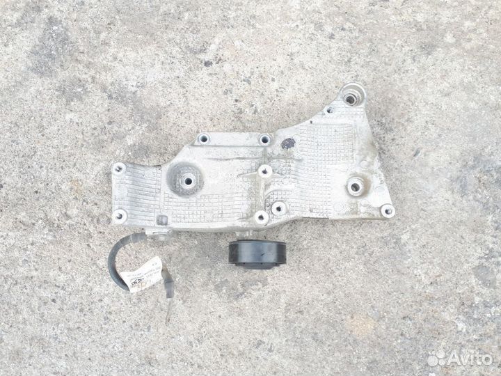 Кронштейн генератора Лада Веста седан