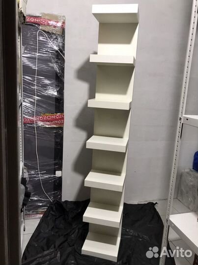 Белая стойка с полочками