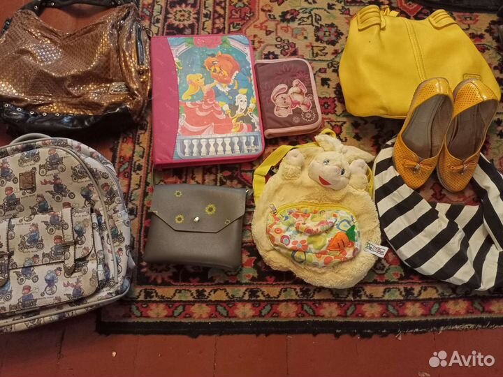 Отдам рюкзак, сумки, балетки, папка для трудов