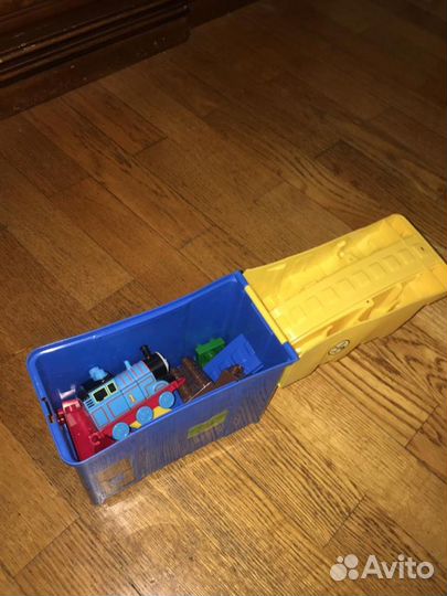Томас и его друзья в пластмассовом контейнере