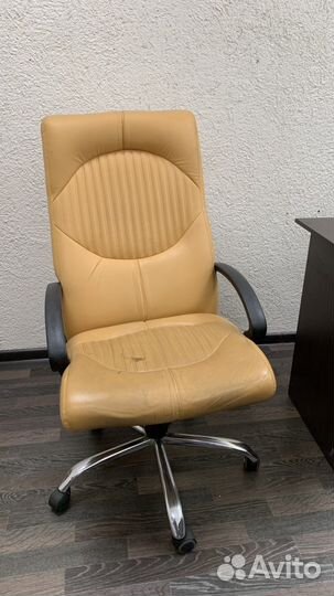 Столы и тумба с ящиками