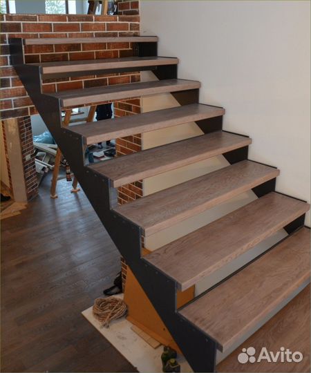 Металлическая лестница на второй этаж