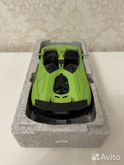 Lamborghini aventador J green 1:18 Autoart