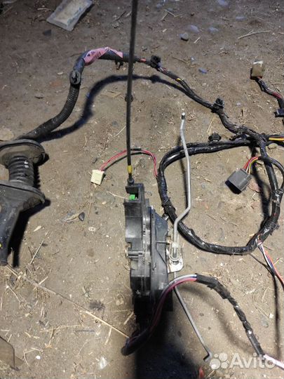 Замок двери передний левый Mitsubishi Lancer 9